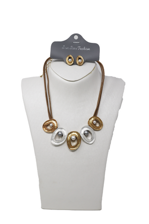 Leather five shell with pearl necklace set
