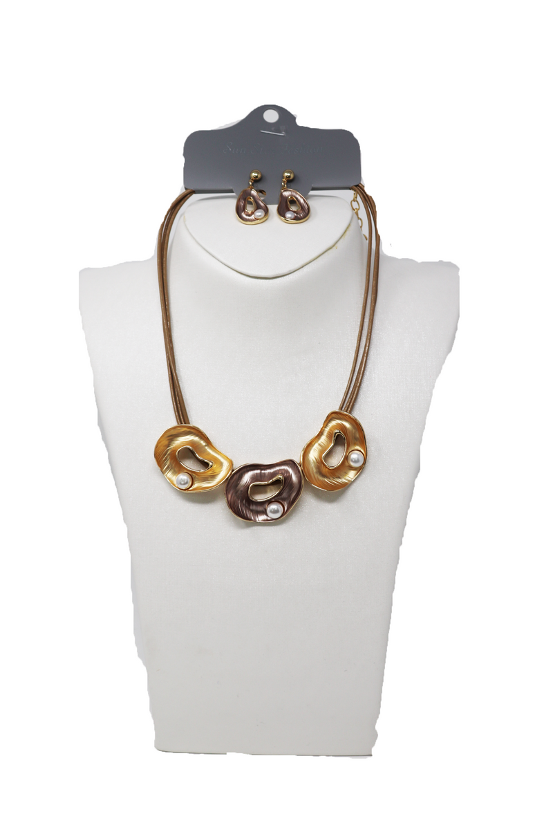 Leather three shell with pearl necklace set.