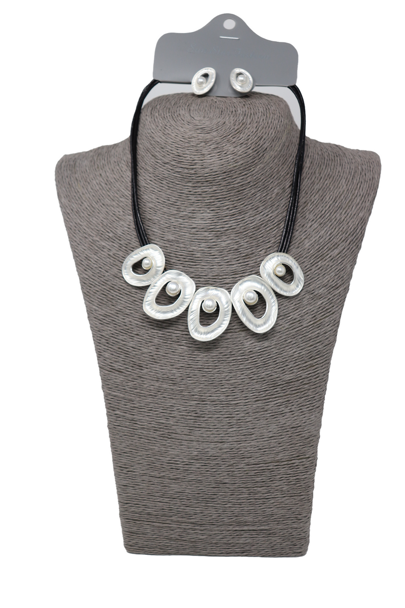 Leather five shell with pearl necklace set