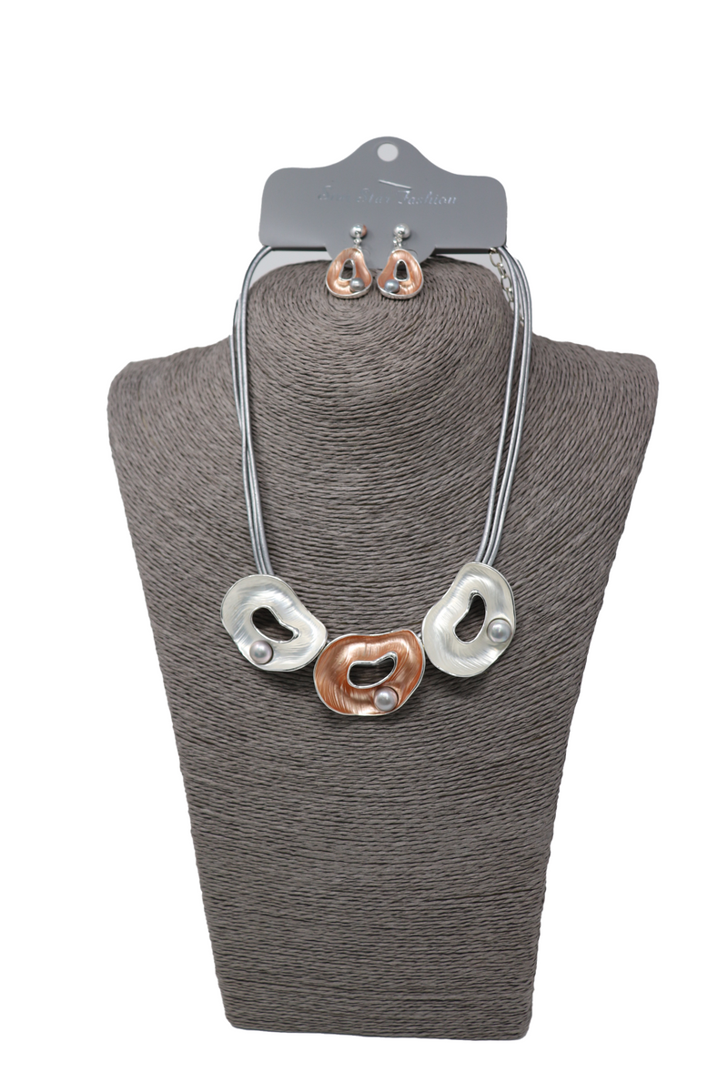 Leather three shell with pearl necklace set.